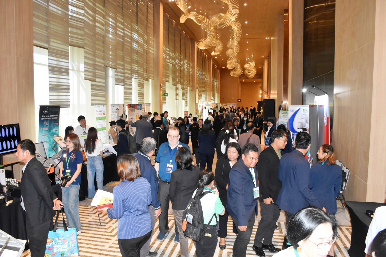 12 บูทนำเสนอ และโปสเตอร์ 0