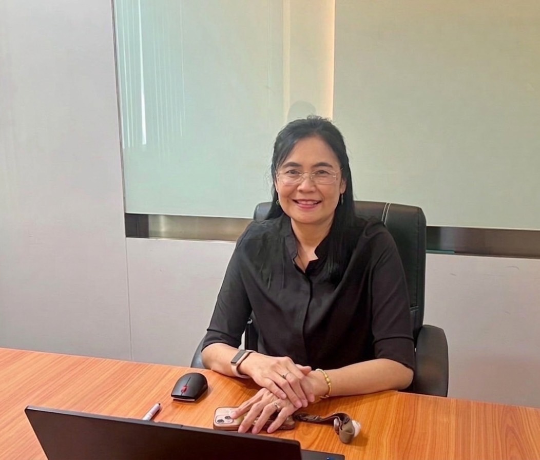 Officials reviewing the EV workforce development project at Rajamangala University of Technology Thanyaburi