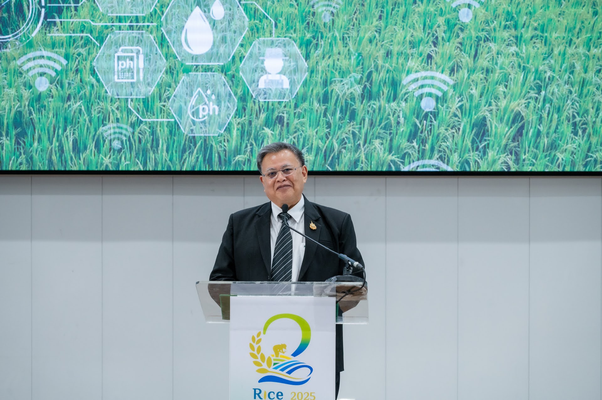 2 ดร.ดำรงค์ ศรีพระราม