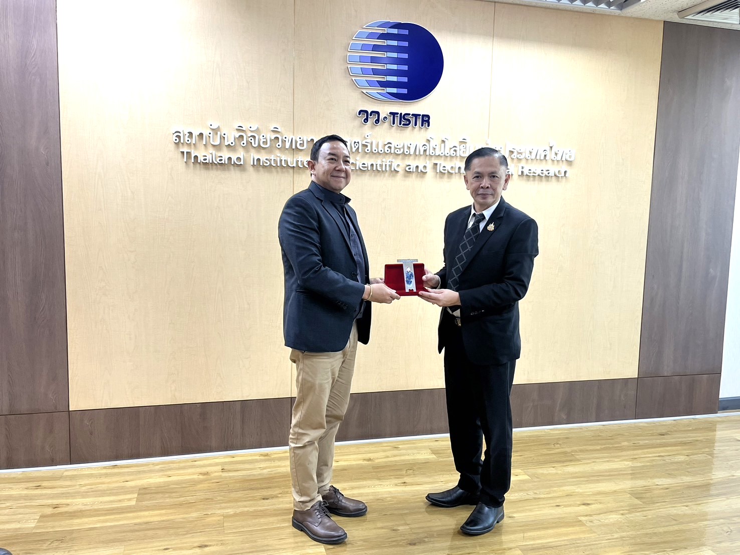 2ดร.พงศธร ซ้าย นายศิริสุข ขวา