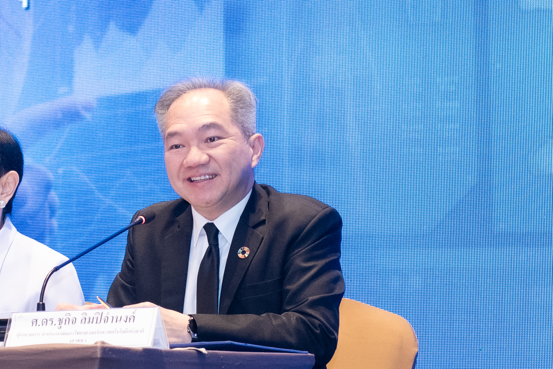 2ศาสตราจารย์ ดร.ชูกิจ ลิมปิจำนงค์ ผู้อำนวยก