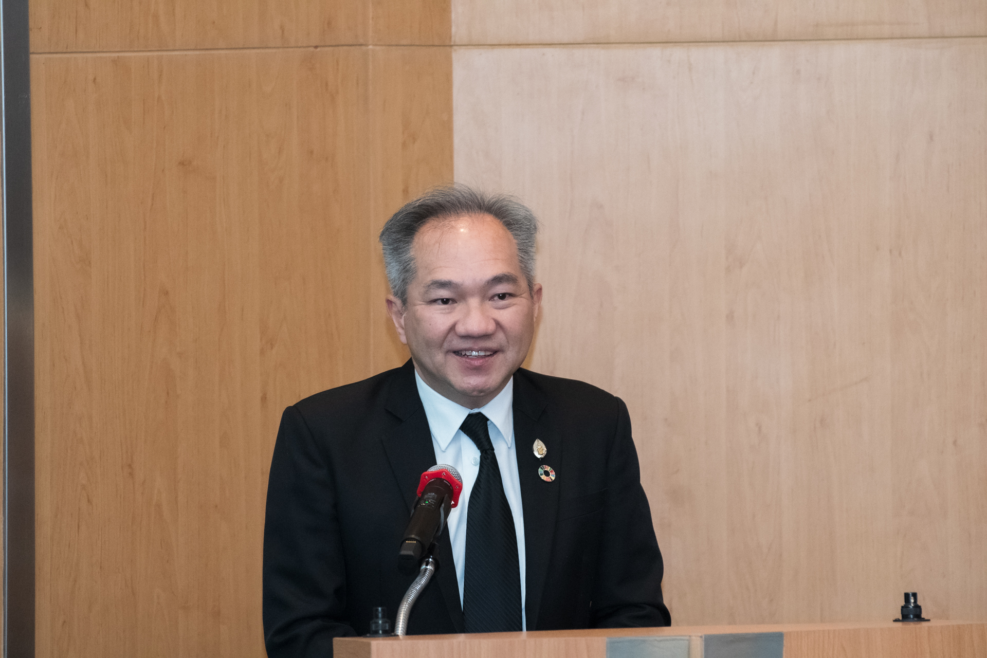 4 ศาสตราจารย์ ดร. ชูกิจ ลิมปิจำนงค์ ผู้อำนวยก