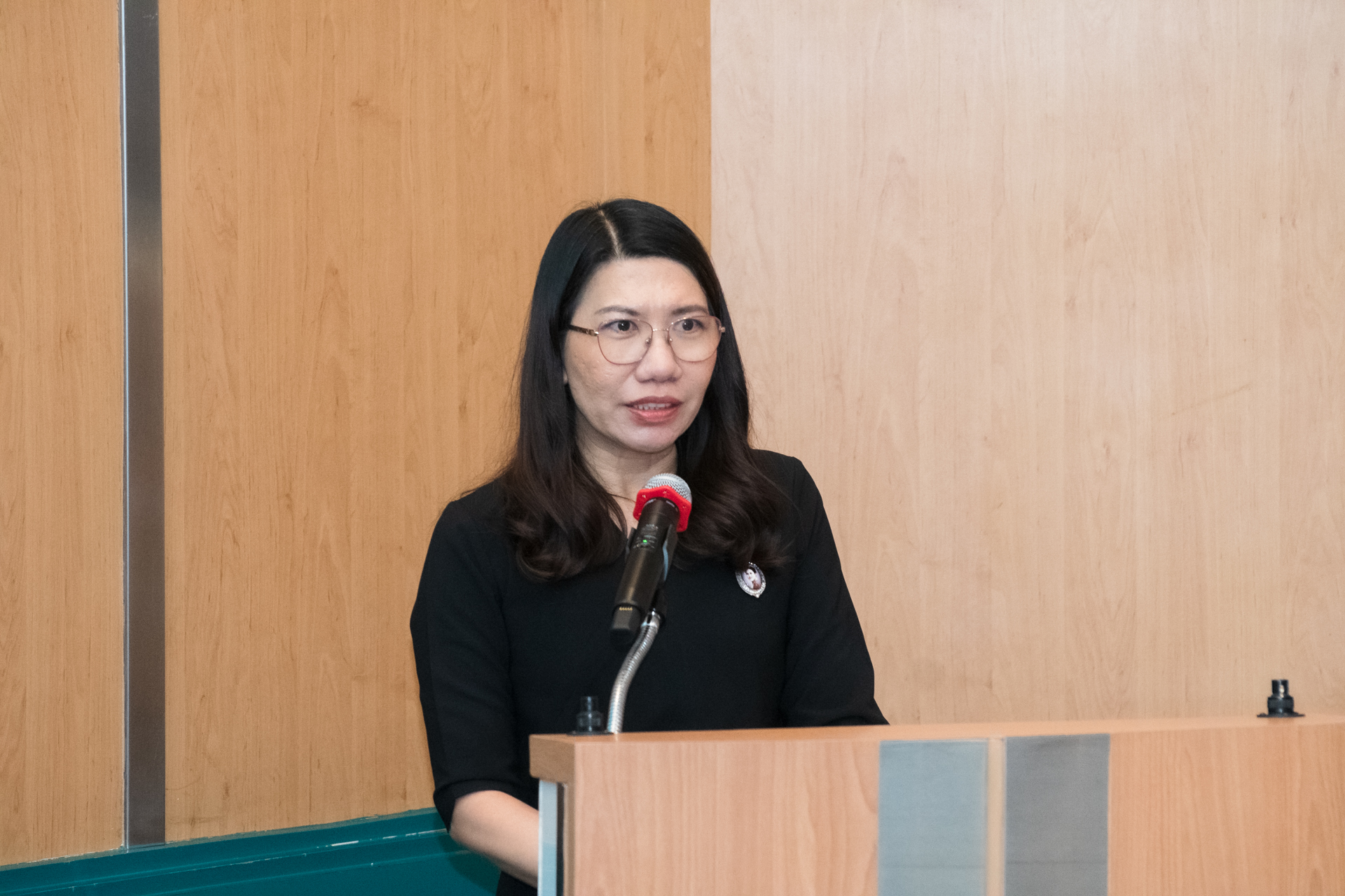 9 ดร.ภญ.พรทิพย์ วิรัชวงศ์ รองผู้อำนวยการองค์ 