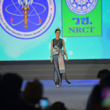 “สุชาดา” เลขานุการ รมว.อว. ร่วมเดินแบบแฟชั่นโชว์ชุดผ้าไหมไทย ... Image 1