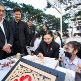 5 ธันวาคม บทเพลงพระราชนิพนธ์ดังกระหึ่มทั่วประเทศ พสกนิกรฝ่าฝ ... Image 1